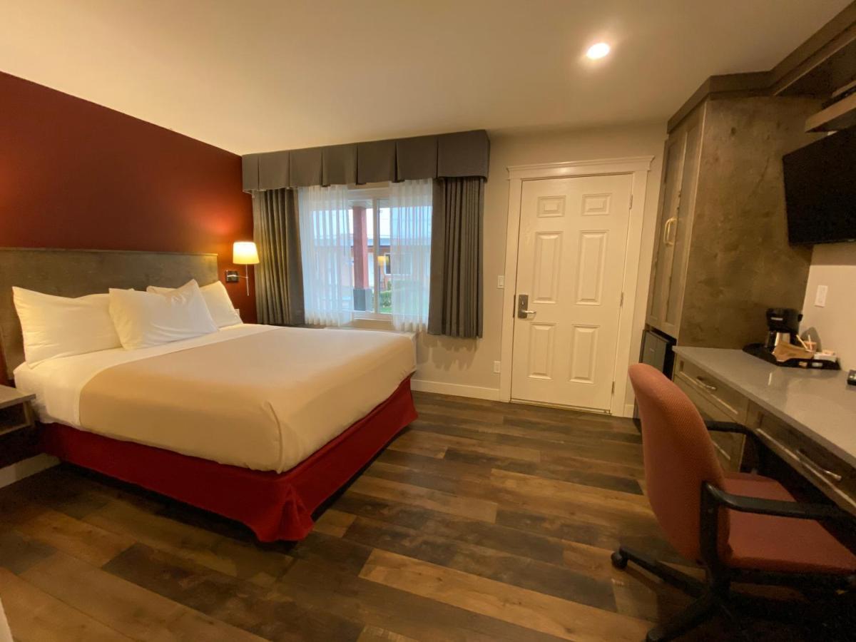 Sahara Courtyard Inn & Suites Osoyoos Room photo