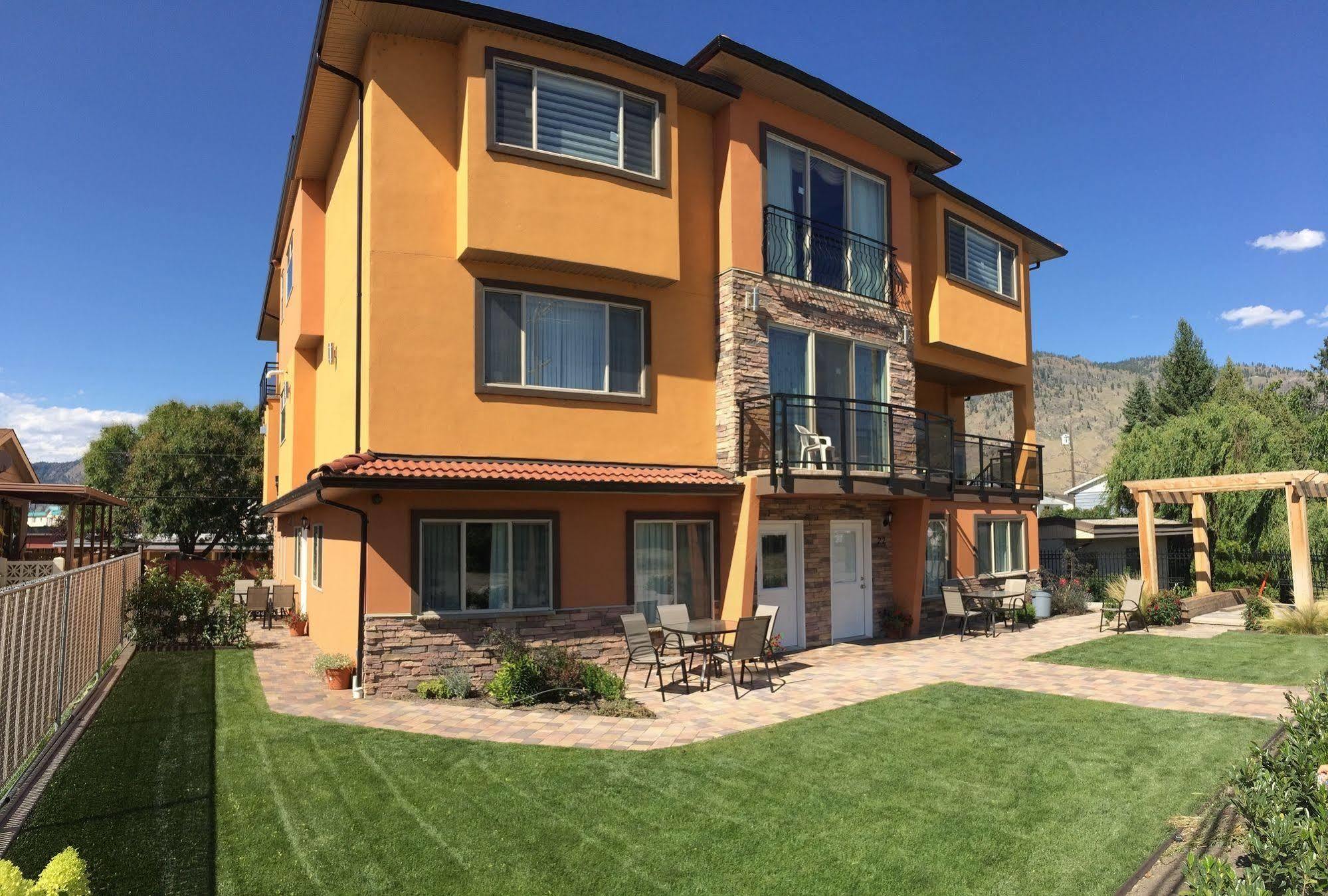 Sahara Courtyard Inn & Suites Osoyoos Exterior photo